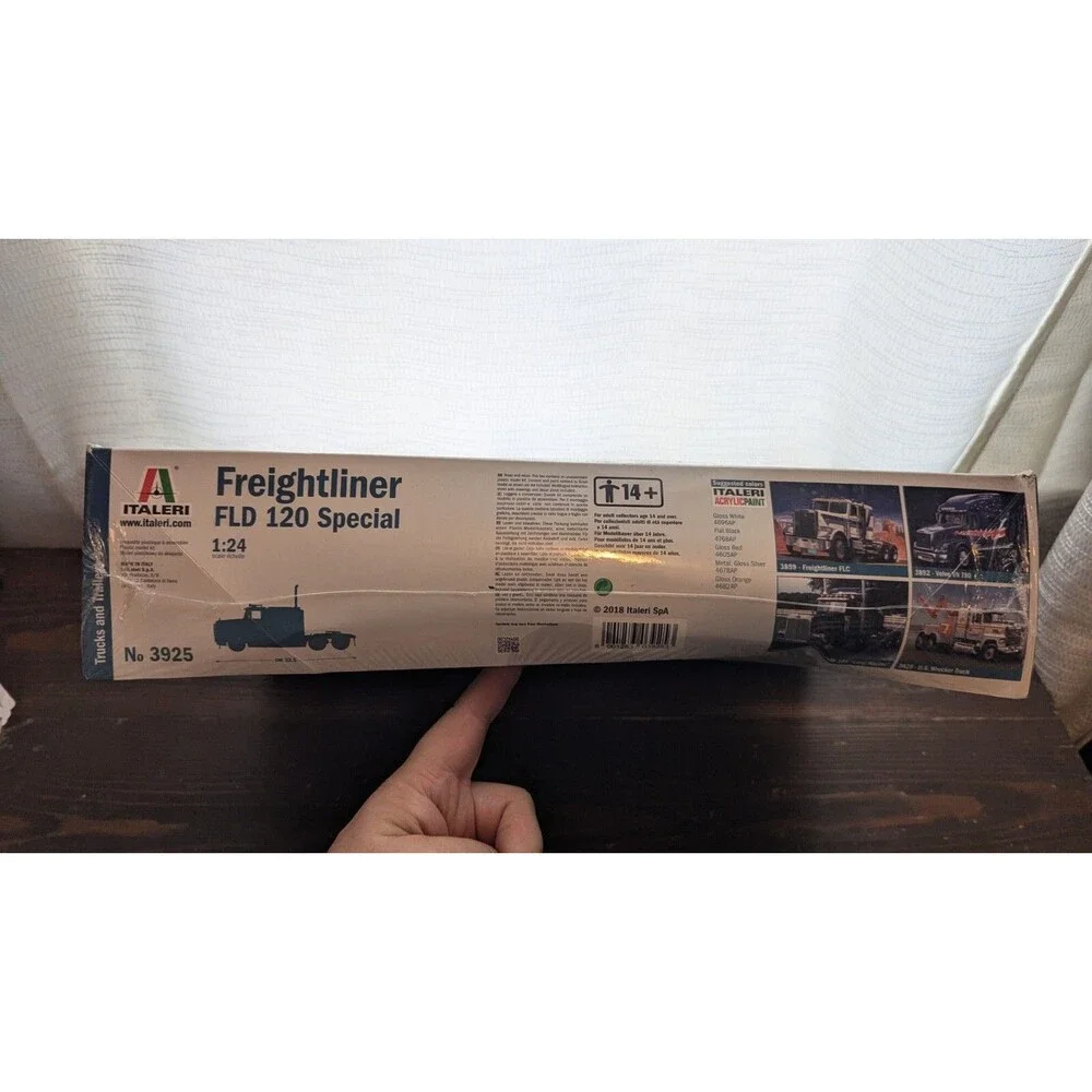 Italeri Freightliner Fld 120 Special 	 ITA3925 SEALED NEW - READ DESCRIPTION